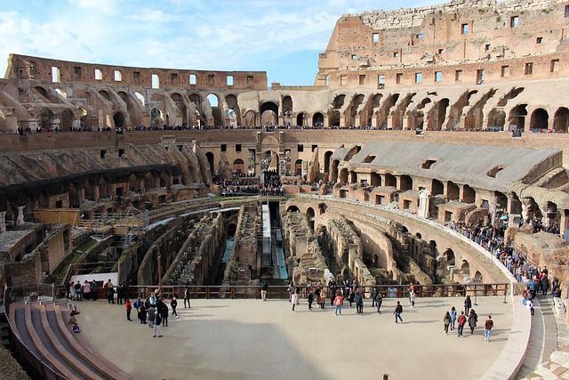 Koloseum Rzymie widziane od środka