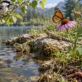 Różnorodne zwierzęta nad rzeką: ptak, żaba, motyl, ślimak i ryby.